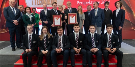 Powiększ grafikę: Delegacja szkoły podczas wręczenia nagród dla najlepszego technikum i liceum w woj. pomorskim