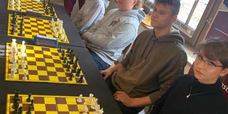 Powiększ grafikę: Drużyna szachowa ZSŁ podczas zawodów