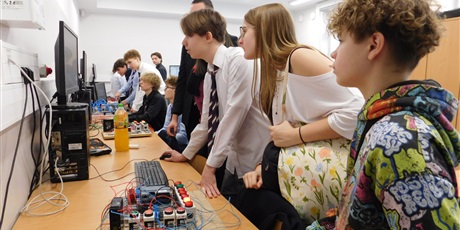 Powiększ grafikę: dzialo-sie-relacja-z-dnia-otwartego-zsl-678772.jpg