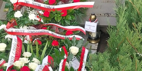 Powiększ grafikę: Hołd pomordowanym