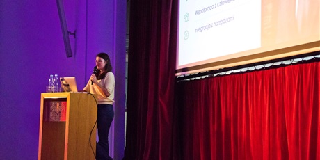 Powiększ grafikę: Magdalena Kuziel-Radziwon, Lead Test Engineer, Kainos – „AI spotyka QA: Rewolucja w testowaniu” – prezentacja o agentach AI.