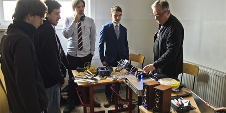 Powiększ grafikę: Netia – warsztaty ze sprzętem – prelegent omawia narzędzia testerskie.