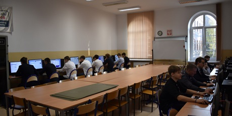 Powiększ grafikę: Konkurs „Potyczki Młodych Adminów” – etap szkolny – uczestnicy rozwiązują zadania.