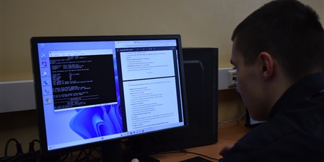 Powiększ grafikę: Konkurs „Potyczki Młodych Adminów” – etap szkolny – uczestnik w trakcie rozwiązywania zadania.