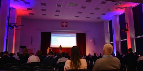 Powiększ grafikę: Piotr Majchrzak (ZSŁ i Intel) – prezentacja „Czy AI zabierze nam pracę?”.