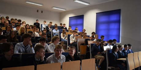 Powiększ grafikę: Krzysztof Świątek, Senior Test Engineer, Kainos – wykład „Komunikacja – umiejętność jutra” – uczniowie podczas prezentacji.