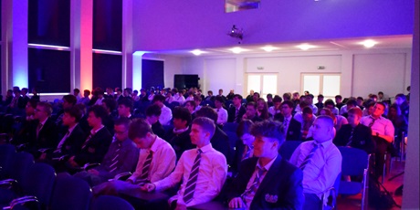 Powiększ grafikę: Widok ogólny sali – uczestnicy skupieni na prezentacji.