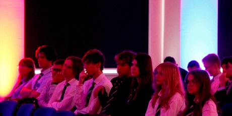 Powiększ grafikę: Uczestnicy skupieni na prezentacji „Czy AI zabierze nam pracę?”.