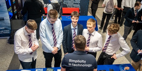 Powiększ grafikę: Stoiska firm patronacki przyciągały wielu zainteresowanych