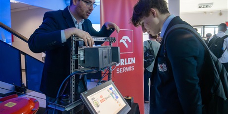 Powiększ grafikę: Stoiska firm patronacki przyciągały wielu zainteresowanych