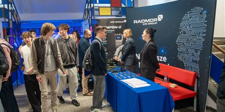 Powiększ grafikę: Stoiska firm patronacki przyciągały wielu zainteresowanych