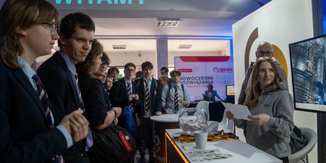 Powiększ grafikę: Stoiska firm patronacki przyciągały wielu zainteresowanych