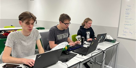 Powiększ grafikę: hackaton-young-smart-446713.jpg