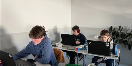 Powiększ grafikę: hackaton-young-smart-446721.jpg