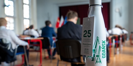 Powiększ grafikę: Maturzyści w auli ZSŁ