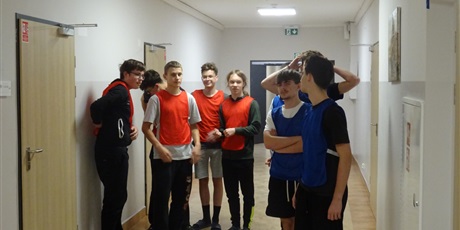 Powiększ grafikę: pasowanie-uczniow-klas-pierwszych-na-mieszkancow-internatu-652847.jpg