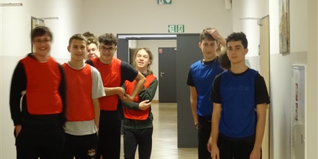 Powiększ grafikę: pasowanie-uczniow-klas-pierwszych-na-mieszkancow-internatu-652849.jpg