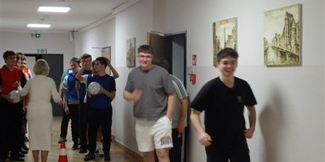 Powiększ grafikę: pasowanie-uczniow-klas-pierwszych-na-mieszkancow-internatu-652850.jpg