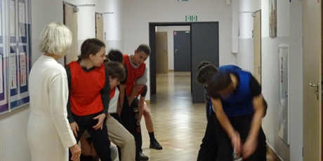 Powiększ grafikę: pasowanie-uczniow-klas-pierwszych-na-mieszkancow-internatu-652851.jpg