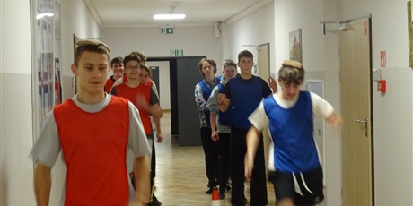 Powiększ grafikę: pasowanie-uczniow-klas-pierwszych-na-mieszkancow-internatu-652852.jpg