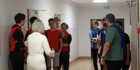 Powiększ grafikę: pasowanie-uczniow-klas-pierwszych-na-mieszkancow-internatu-652853.jpg