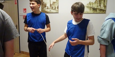 Powiększ grafikę: pasowanie-uczniow-klas-pierwszych-na-mieszkancow-internatu-652854.jpg