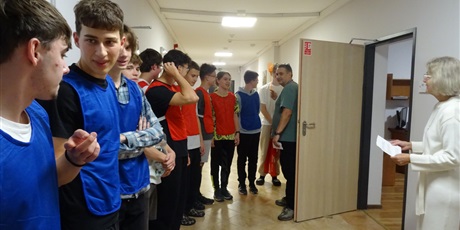 Powiększ grafikę: pasowanie-uczniow-klas-pierwszych-na-mieszkancow-internatu-652858.jpg