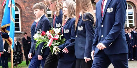 Powiększ grafikę: pasowanie-uczniow-klas-pierwszych-zespolu-szkol-lacznosci-717990.jpg