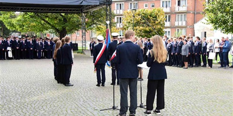 Powiększ grafikę: pasowanie-uczniow-klas-pierwszych-zespolu-szkol-lacznosci-717993.jpg