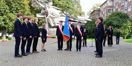 Powiększ grafikę: pasowanie-uczniow-klas-pierwszych-zespolu-szkol-lacznosci-717994.jpg