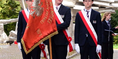 Powiększ grafikę: pasowanie-uczniow-klas-pierwszych-zespolu-szkol-lacznosci-717995.jpg