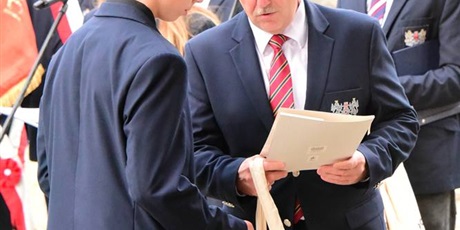 Powiększ grafikę: pasowanie-uczniow-klas-pierwszych-zespolu-szkol-lacznosci-718002.jpg