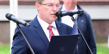 Powiększ grafikę: pasowanie-uczniow-klas-pierwszych-zespolu-szkol-lacznosci-718013.jpg