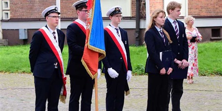 Powiększ grafikę: pasowanie-uczniow-klas-pierwszych-zespolu-szkol-lacznosci-718014.jpg