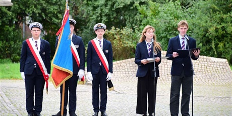 Powiększ grafikę: pasowanie-uczniow-klas-pierwszych-zespolu-szkol-lacznosci-718016.jpg