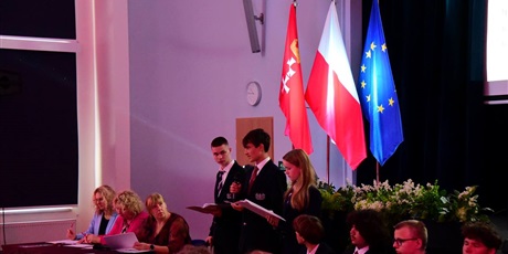 Powiększ grafikę: pasowanie-uczniow-klas-pierwszych-zespolu-szkol-lacznosci-718026.jpg