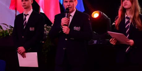 Powiększ grafikę: pasowanie-uczniow-klas-pierwszych-zespolu-szkol-lacznosci-718035.jpg