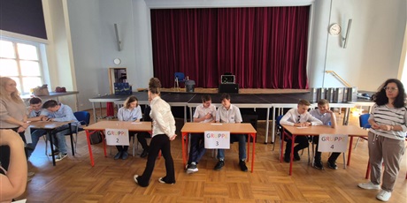 Powiększ grafikę: Uczniowie podczas konkursu