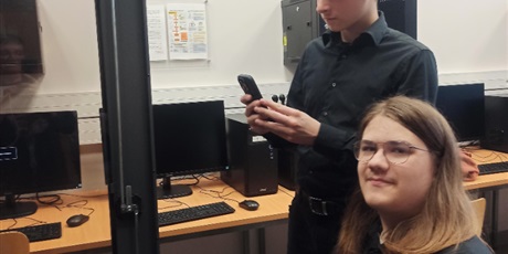 Powiększ grafikę: Uczniowie podczas pracy w sali 148B