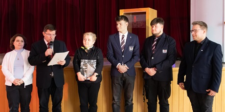 Powiększ grafikę: przekazanie-samorzadu-uczniwoskiego-678698.jpg