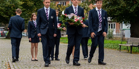 Powiększ grafikę: Uczniowie złożyli kwiaty pod pomnikiem Obrońców Poczty Polskiej Fot. Mateusz Kaźmierczak