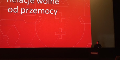 Powiększ grafikę: Przedstawicielka Ośrodka Interwencji Kryzysowej MOPR wprowadziła w tematykę spotkania