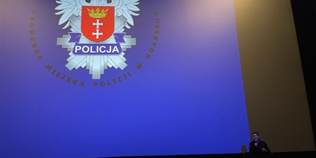 Powiększ grafikę: O zagrożeniach prawnych dla tych, którzy stosują cyberprzemoc poinformowała funkcjonariuszka Komendy Miejskiej Policji w Gdańsku