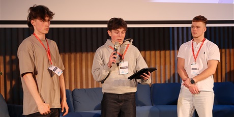 Powiększ grafikę: sukces-naszych-uczniow-na-v-pomorskim-hackathonie-young-smart-624039.jpg