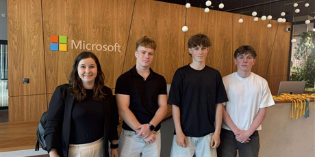 Powiększ grafikę: telegrafisci-w-microsoft-polska-inspirujaca-nagroda-za-zwyciestwo-w-hackathonie-624060.jpg