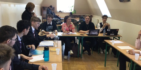 Powiększ grafikę: Uczniowie podczas debaty