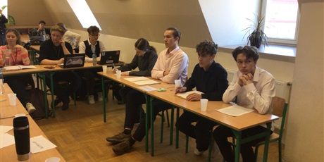 Powiększ grafikę: Uczniowie podczas debaty