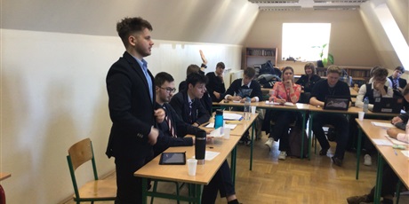 Powiększ grafikę: Uczniowie podczas debaty