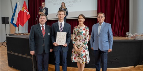 Powiększ grafikę: uroczyste-zakonczenie-roku-szkolnego-2024-2025-631897.jpg