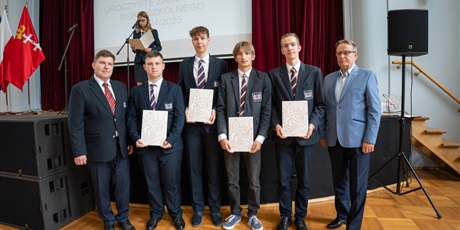 Powiększ grafikę: uroczyste-zakonczenie-roku-szkolnego-2024-2025-631901.jpg
